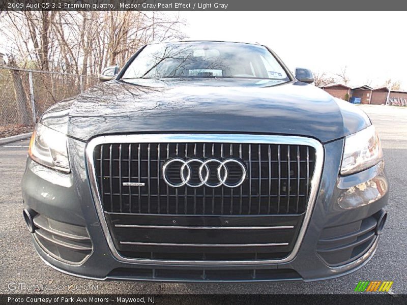 Meteor Gray Pearl Effect / Light Gray 2009 Audi Q5 3.2 Premium quattro