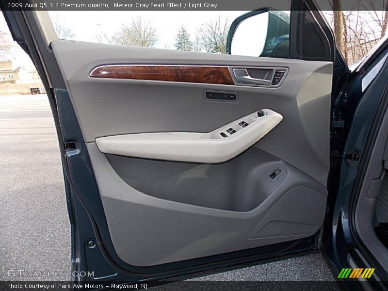Meteor Gray Pearl Effect / Light Gray 2009 Audi Q5 3.2 Premium quattro