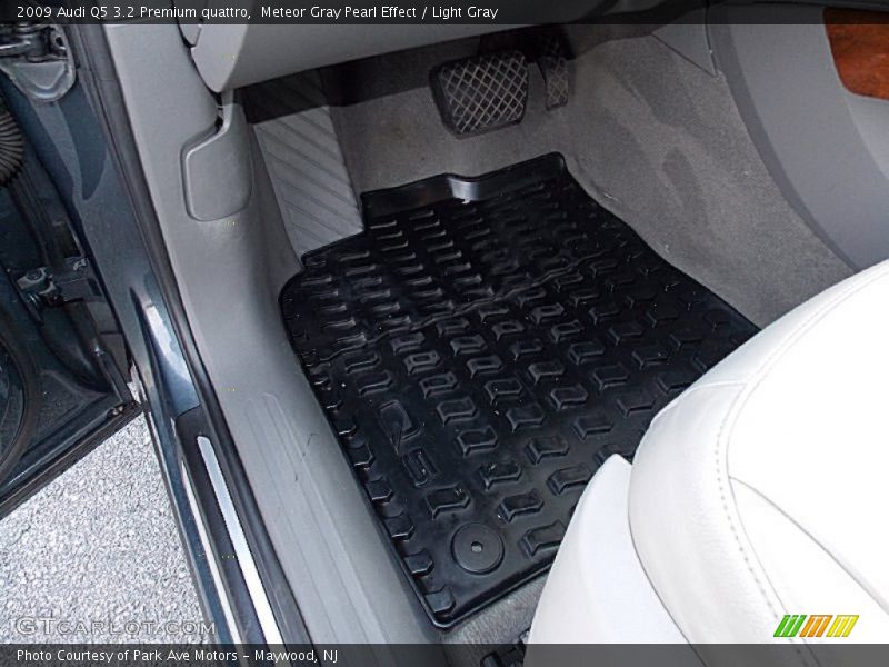 Meteor Gray Pearl Effect / Light Gray 2009 Audi Q5 3.2 Premium quattro