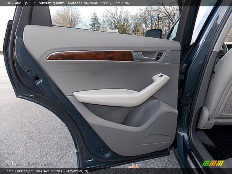 Meteor Gray Pearl Effect / Light Gray 2009 Audi Q5 3.2 Premium quattro