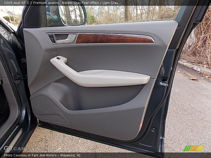 Meteor Gray Pearl Effect / Light Gray 2009 Audi Q5 3.2 Premium quattro