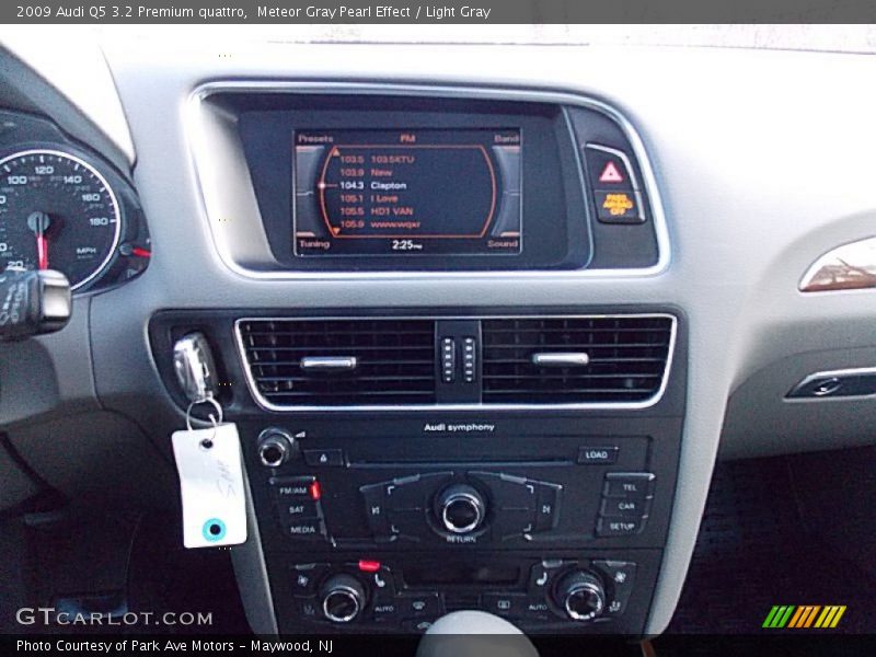 Meteor Gray Pearl Effect / Light Gray 2009 Audi Q5 3.2 Premium quattro