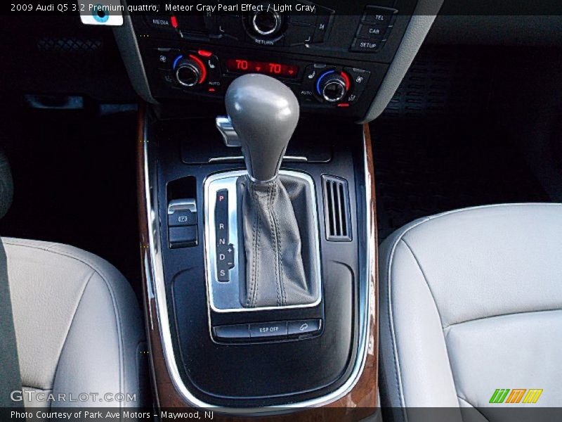 Meteor Gray Pearl Effect / Light Gray 2009 Audi Q5 3.2 Premium quattro