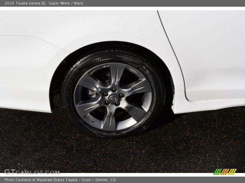Super White / Black 2015 Toyota Sienna SE