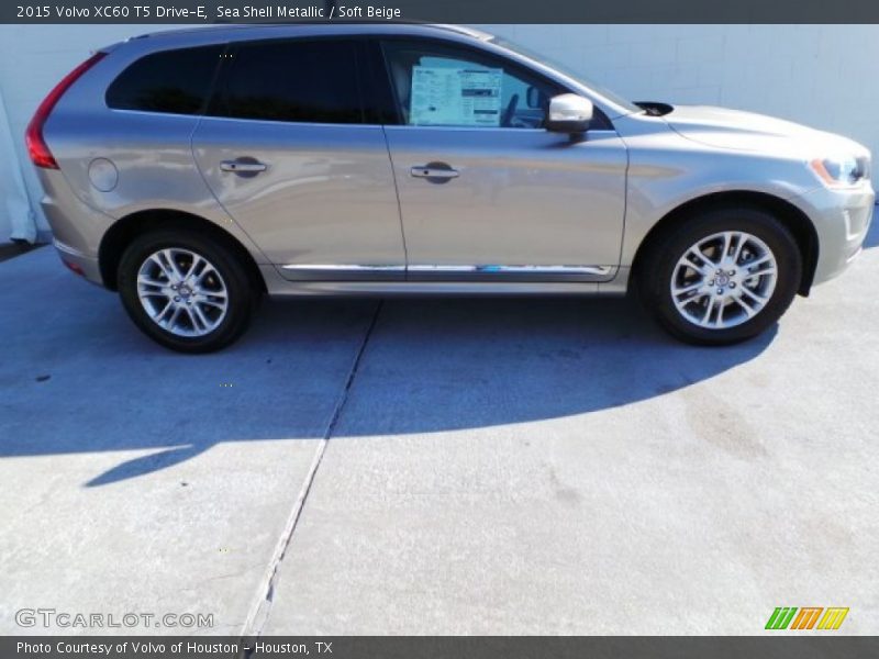 Sea Shell Metallic / Soft Beige 2015 Volvo XC60 T5 Drive-E