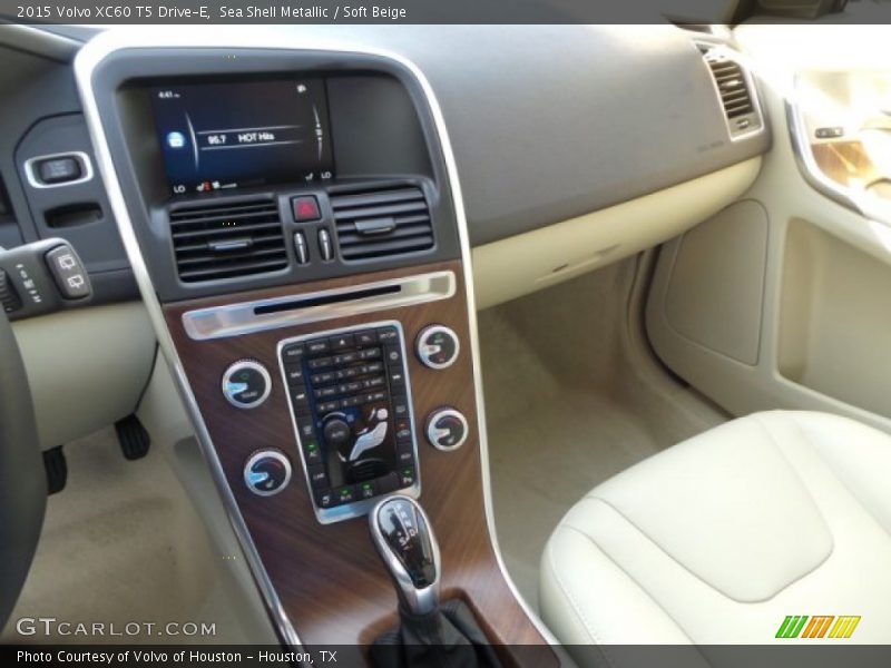 Sea Shell Metallic / Soft Beige 2015 Volvo XC60 T5 Drive-E