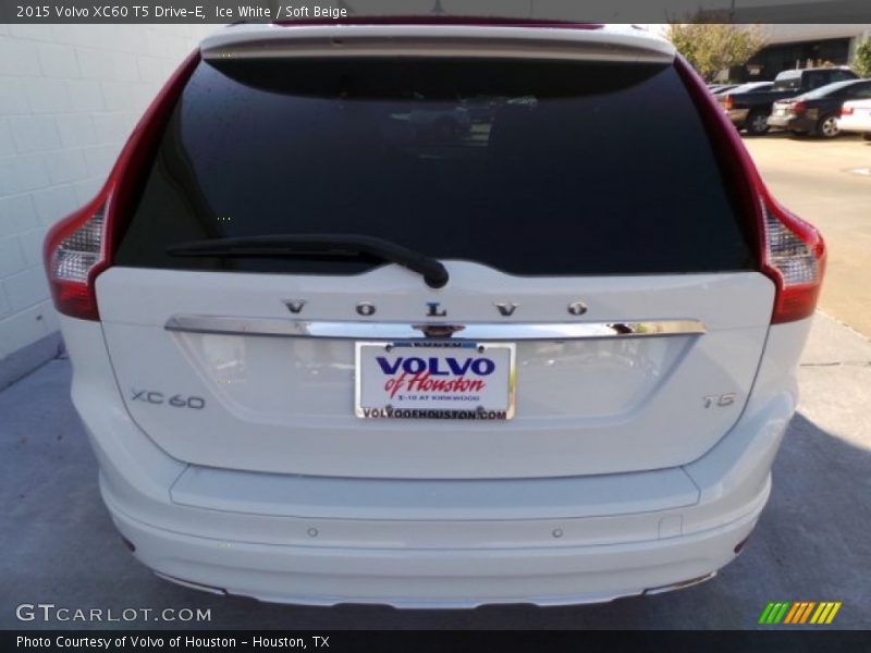 Ice White / Soft Beige 2015 Volvo XC60 T5 Drive-E
