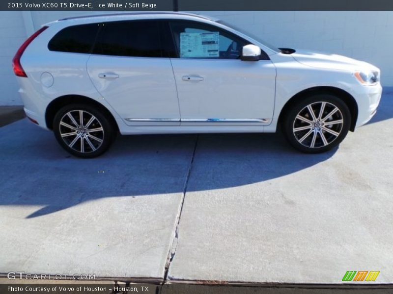 Ice White / Soft Beige 2015 Volvo XC60 T5 Drive-E