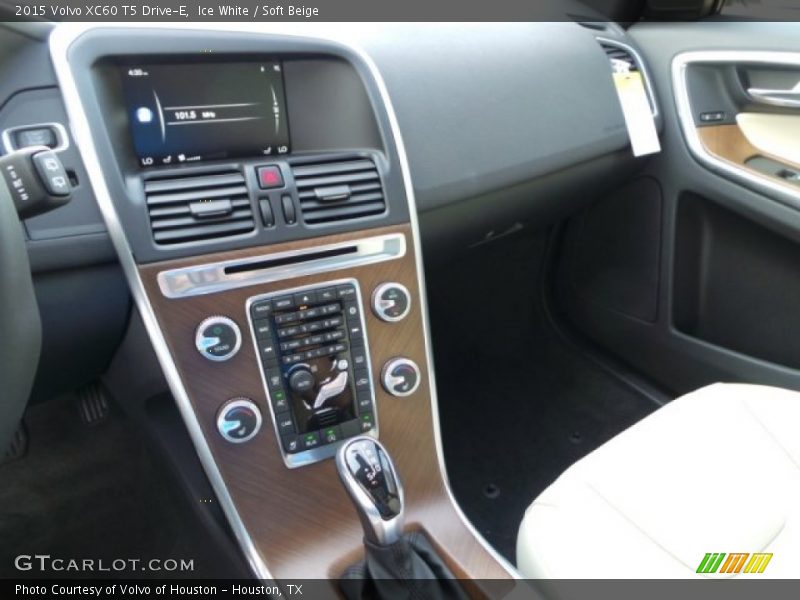Ice White / Soft Beige 2015 Volvo XC60 T5 Drive-E