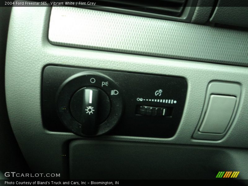 Vibrant White / Flint Grey 2004 Ford Freestar SES