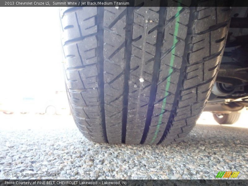 Summit White / Jet Black/Medium Titanium 2013 Chevrolet Cruze LS