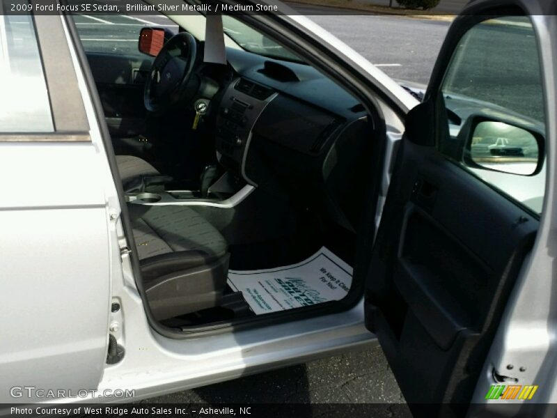 Brilliant Silver Metallic / Medium Stone 2009 Ford Focus SE Sedan