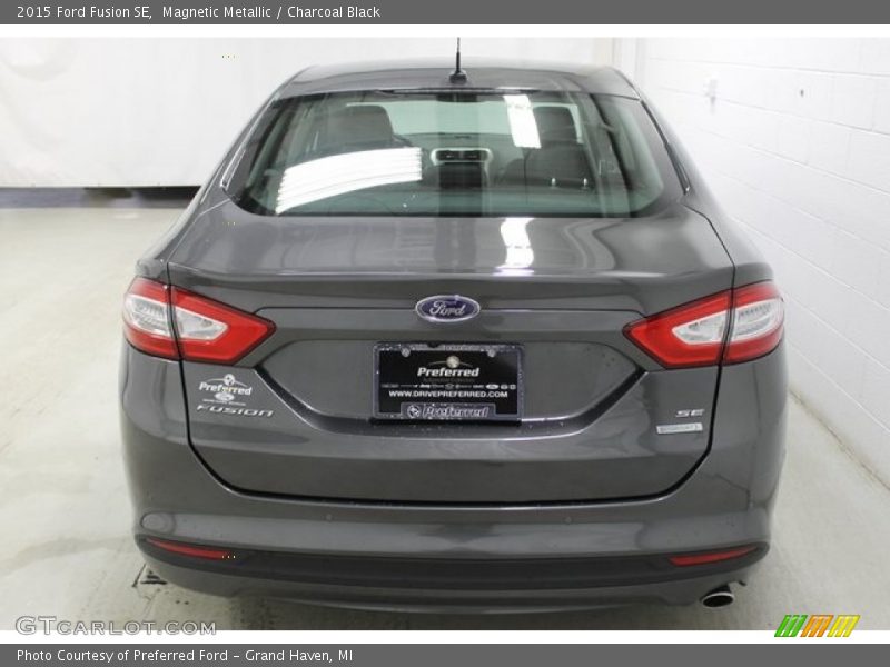 Magnetic Metallic / Charcoal Black 2015 Ford Fusion SE