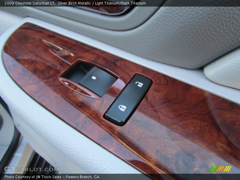 Silver Birch Metallic / Light Titanium/Dark Titanium 2009 Chevrolet Suburban LT