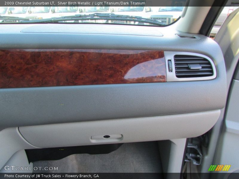 Silver Birch Metallic / Light Titanium/Dark Titanium 2009 Chevrolet Suburban LT