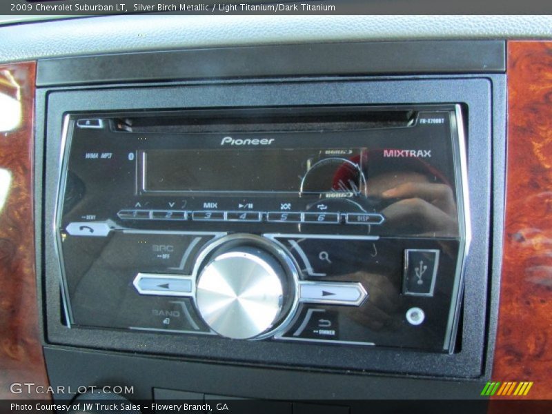 Silver Birch Metallic / Light Titanium/Dark Titanium 2009 Chevrolet Suburban LT