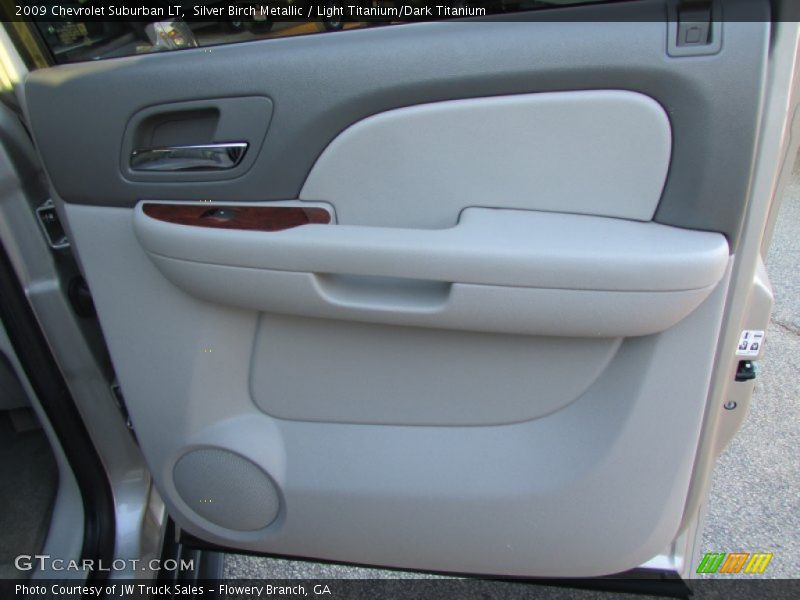 Silver Birch Metallic / Light Titanium/Dark Titanium 2009 Chevrolet Suburban LT