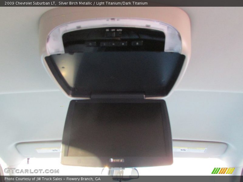 Silver Birch Metallic / Light Titanium/Dark Titanium 2009 Chevrolet Suburban LT