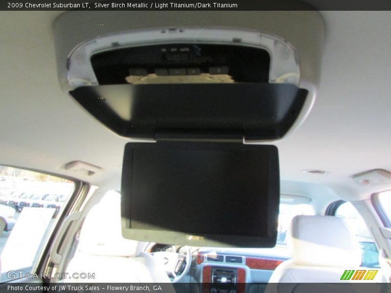Silver Birch Metallic / Light Titanium/Dark Titanium 2009 Chevrolet Suburban LT