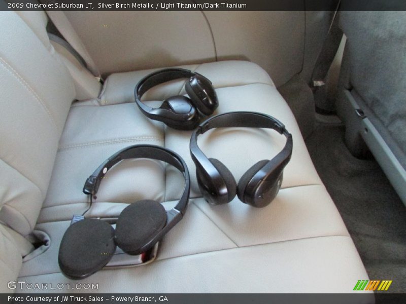 Silver Birch Metallic / Light Titanium/Dark Titanium 2009 Chevrolet Suburban LT