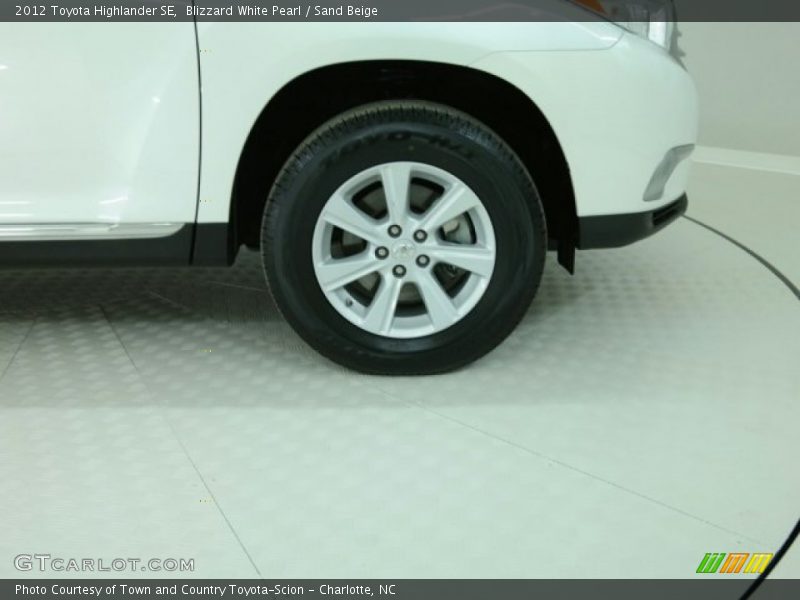Blizzard White Pearl / Sand Beige 2012 Toyota Highlander SE