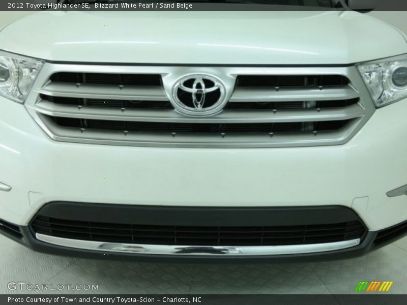 Blizzard White Pearl / Sand Beige 2012 Toyota Highlander SE