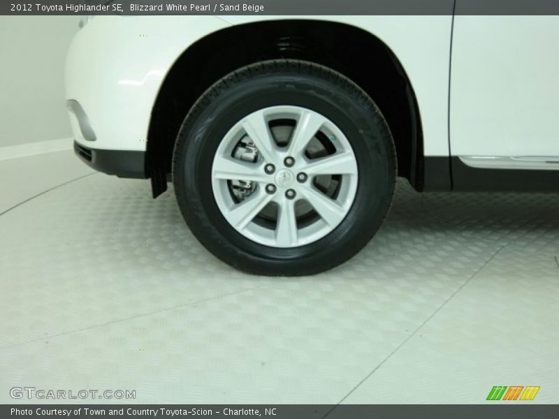 Blizzard White Pearl / Sand Beige 2012 Toyota Highlander SE