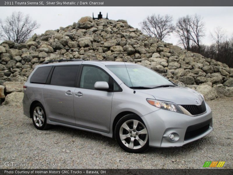 Front 3/4 View of 2011 Sienna SE