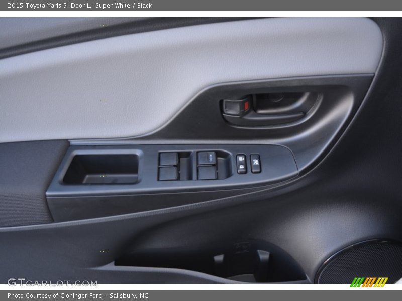 Super White / Black 2015 Toyota Yaris 5-Door L