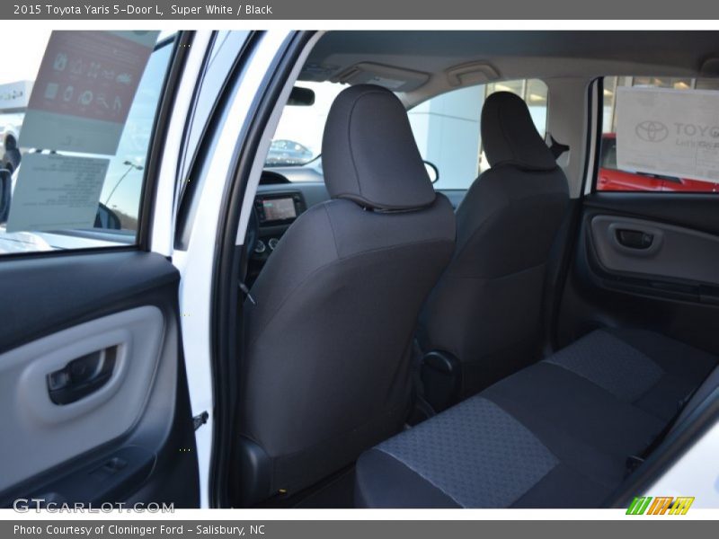 Super White / Black 2015 Toyota Yaris 5-Door L