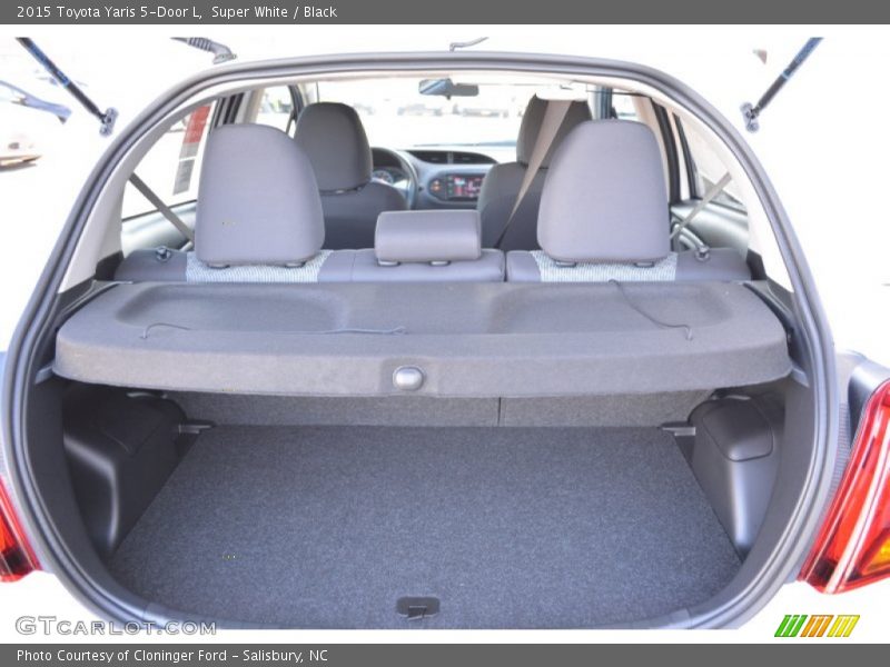 Super White / Black 2015 Toyota Yaris 5-Door L