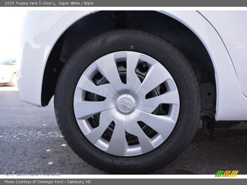 Super White / Black 2015 Toyota Yaris 5-Door L