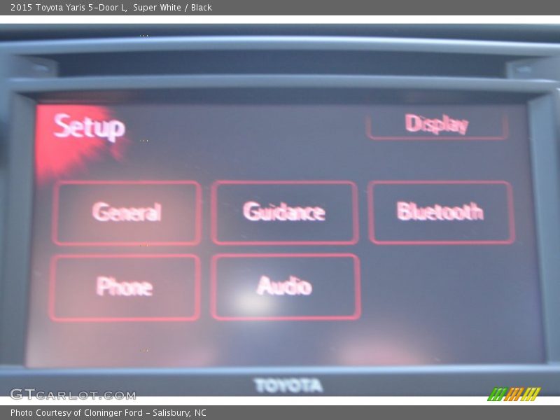 Super White / Black 2015 Toyota Yaris 5-Door L