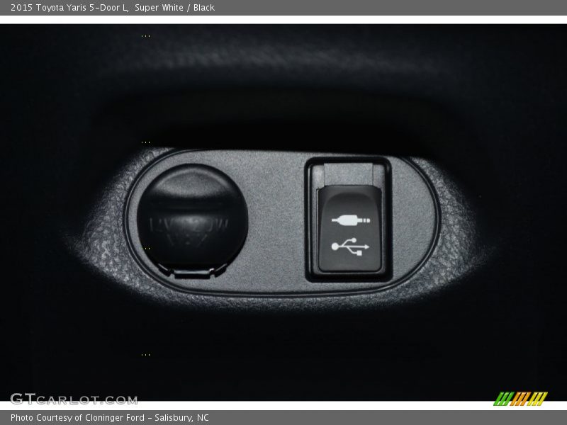 Super White / Black 2015 Toyota Yaris 5-Door L