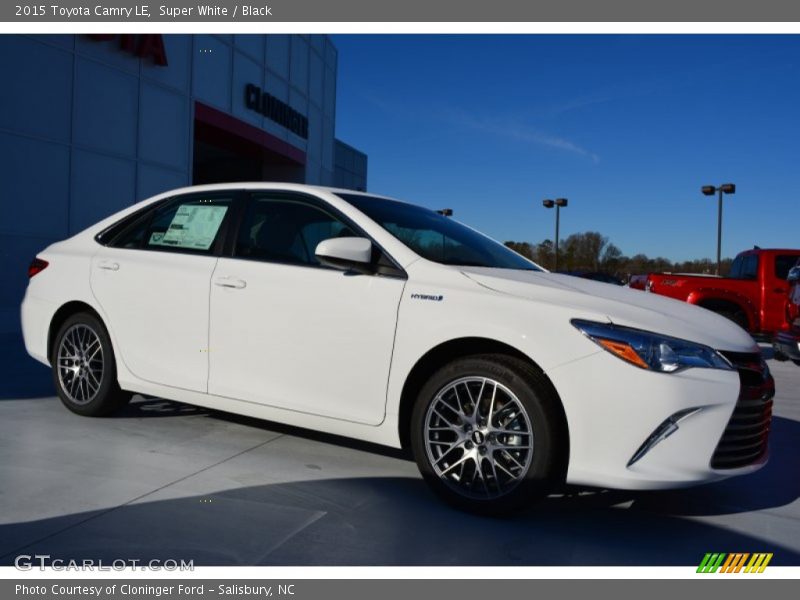 Super White / Black 2015 Toyota Camry LE