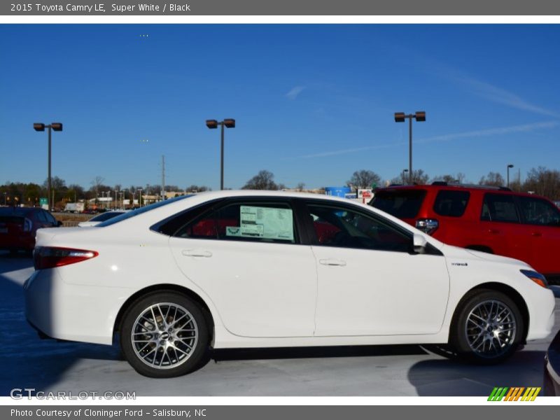Super White / Black 2015 Toyota Camry LE