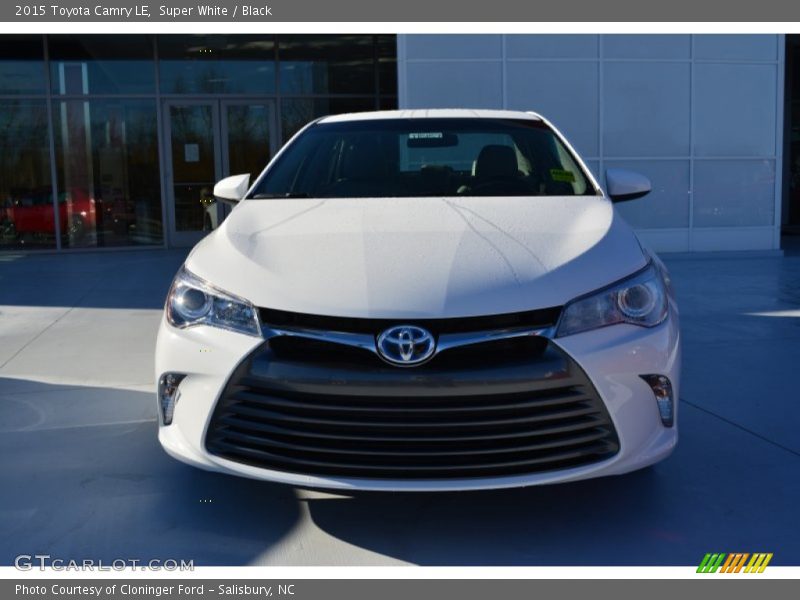 Super White / Black 2015 Toyota Camry LE
