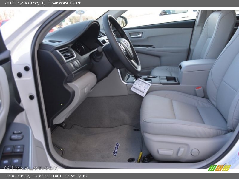 Super White / Black 2015 Toyota Camry LE