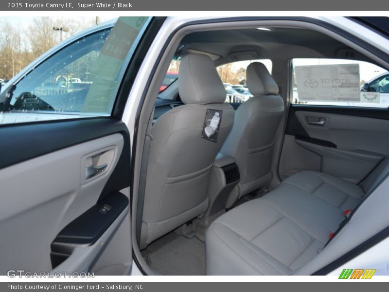 Super White / Black 2015 Toyota Camry LE