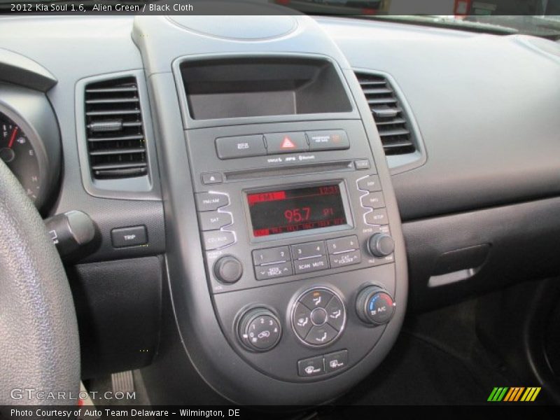 Alien Green / Black Cloth 2012 Kia Soul 1.6