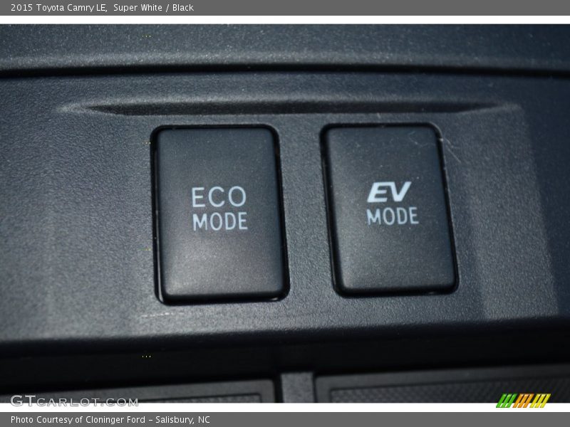 Super White / Black 2015 Toyota Camry LE