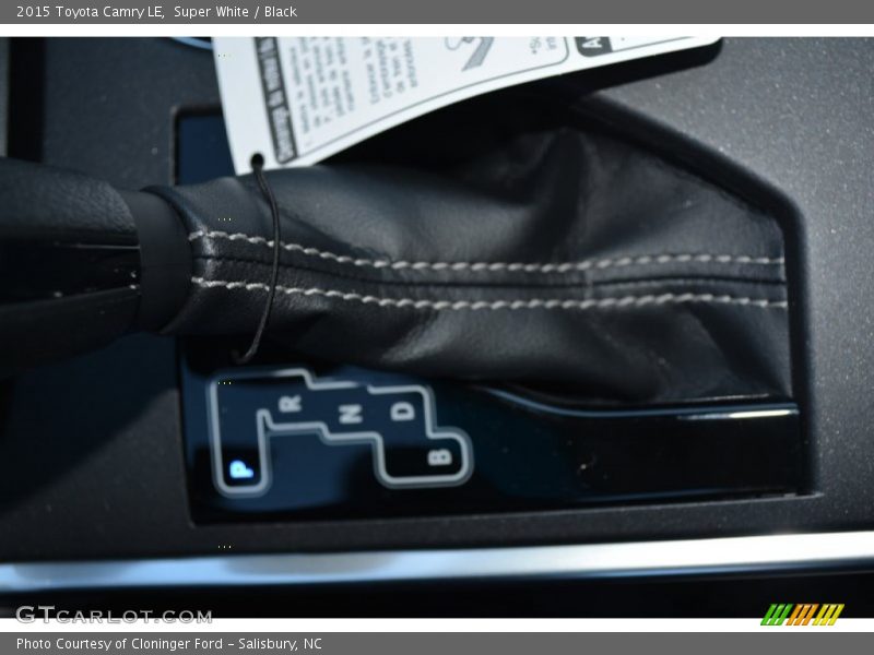 Super White / Black 2015 Toyota Camry LE