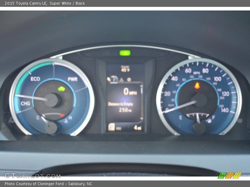 Super White / Black 2015 Toyota Camry LE