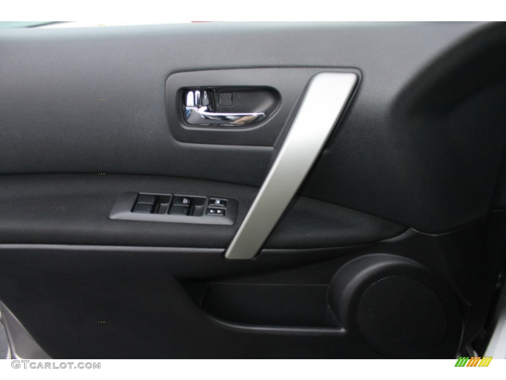 2011 Rogue SV - Platinum Graphite / Black photo #15