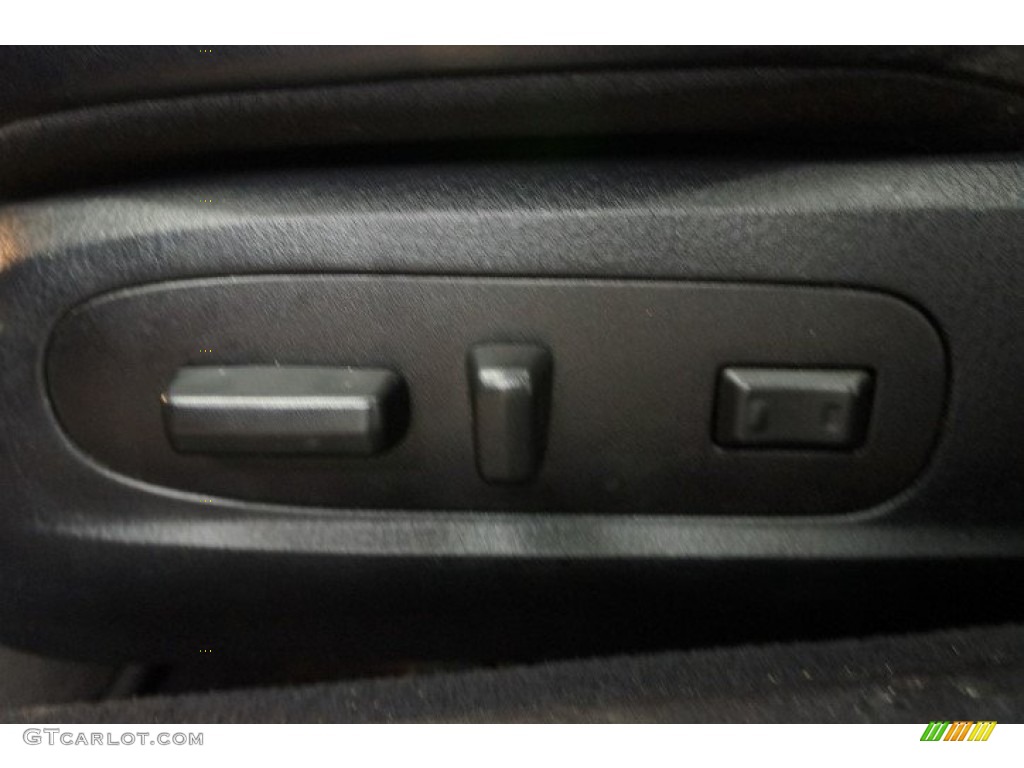 2003 LS V8 - Black / Dark Ash/Medium Ash photo #20