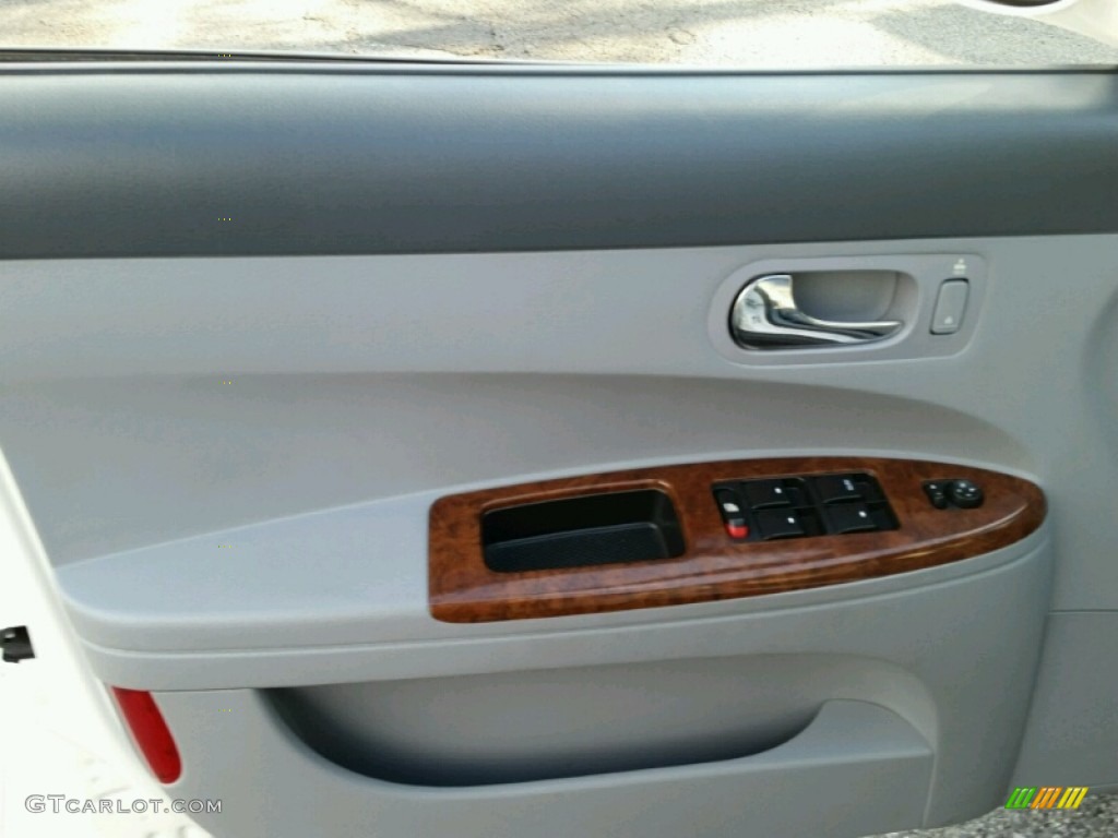 2005 Buick Allure CX Gray Door Panel Photo #100093552