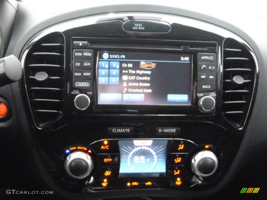 2015 Juke SV AWD - Cosmic Blue / Black/Red photo #19