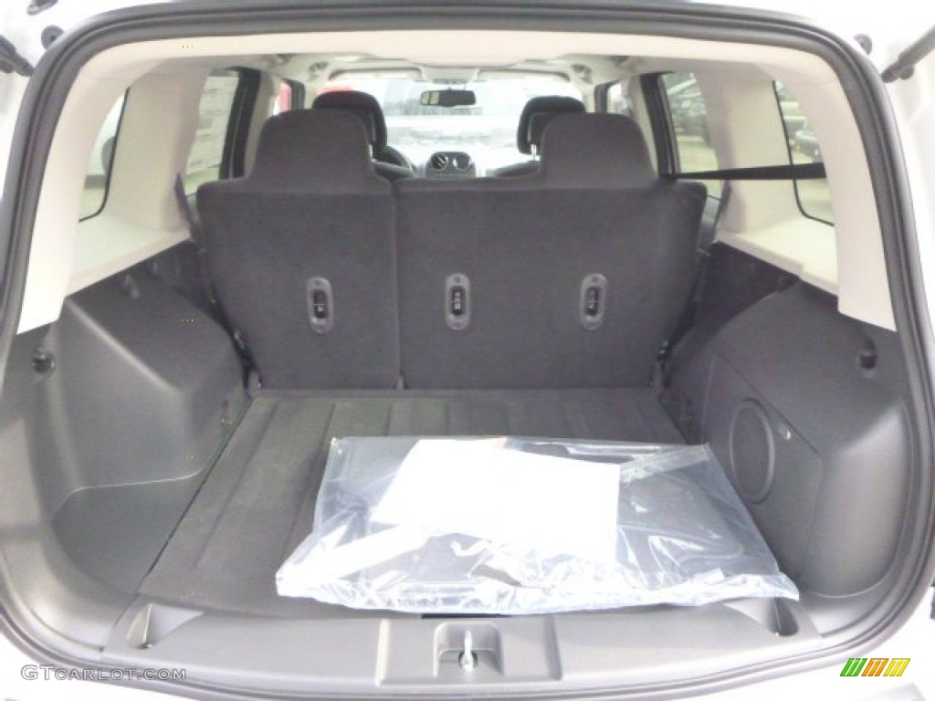 2015 Patriot Latitude 4x4 - Bright White / Dark Slate Gray/Light Pebble Beige photo #4