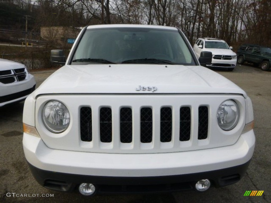 2015 Patriot Latitude 4x4 - Bright White / Dark Slate Gray/Light Pebble Beige photo #7