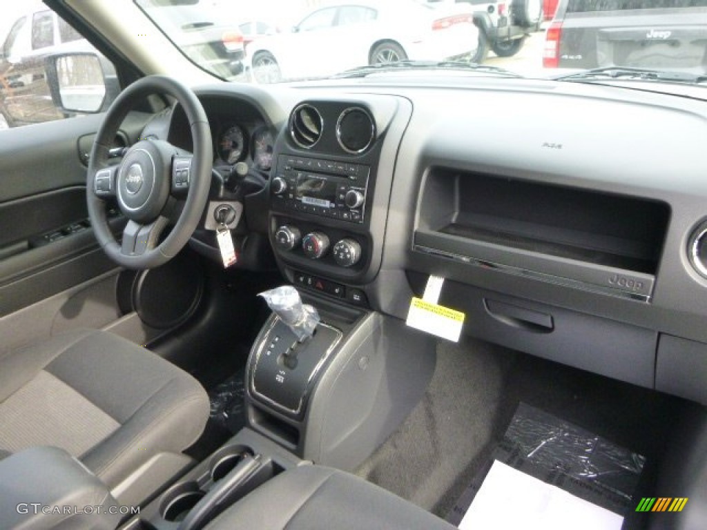 2015 Patriot Latitude 4x4 - Bright White / Dark Slate Gray/Light Pebble Beige photo #10